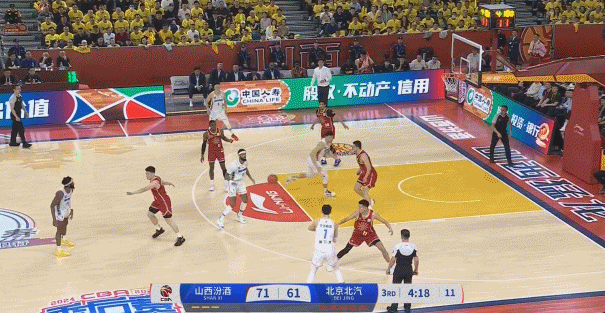 不容易！雷蒙侧翼三分命中 打破北京4分钟得分荒